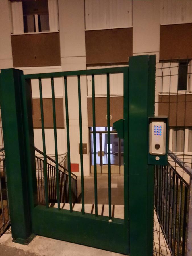 Grand Appartement Fonctionnel Et Calme Sur Lyon8 A 2 Pas Du Metro Lião Exterior foto