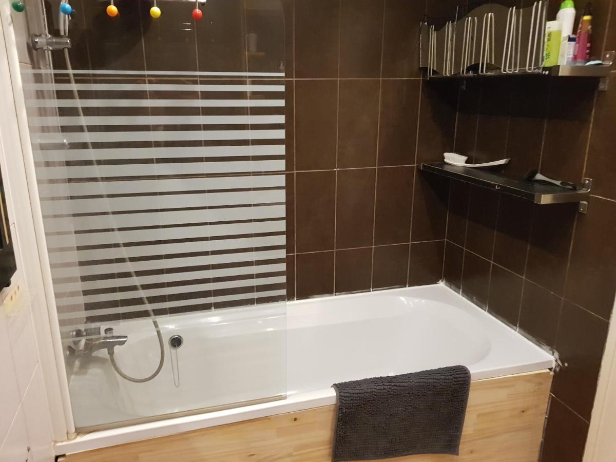 Grand Appartement Fonctionnel Et Calme Sur Lyon8 A 2 Pas Du Metro Lião Exterior foto